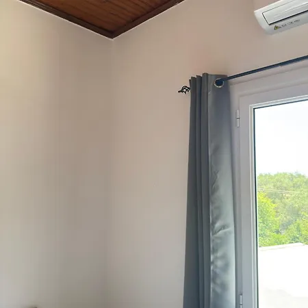Apartman Olga's Sea & Garden View Studios, 400m From *