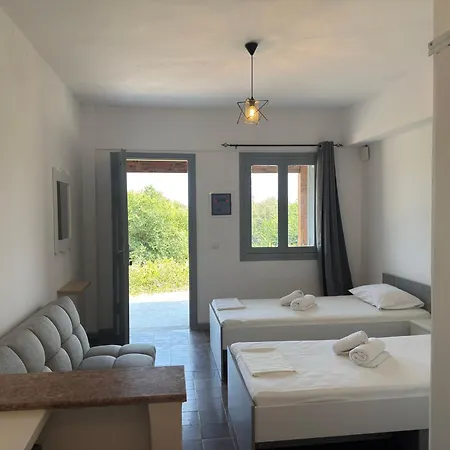 Olga's Sea & Garden View Studios, 400m From Apartman