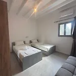 Olga's Sea & Garden View Studios, 400m From Ýpsos